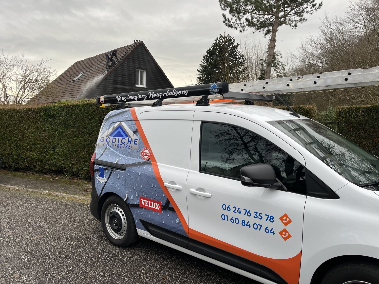 Véhicule Godiche Couverture devant une intervention de nettoyage de toiture