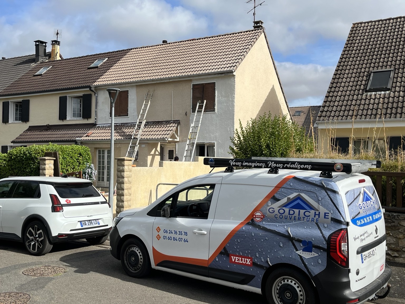 Véhicule Godiche Couverture devant une maison en chantier